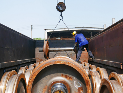 鐵路車輪車間廠區(qū)利用安全鉤吊運(yùn)輪對(duì)