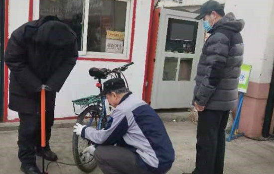 政興物業(yè)崇山公務(wù)員住宅項(xiàng)目設(shè)立便民服務(wù)臺--學(xué)習(xí)雷鋒，不只是口號，更是行動
